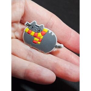 Harry Potter Pusheen brooch  / pin gray yellow
